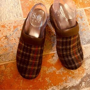 🎁Fabulous Sofft Plaid Woolen Clogs!